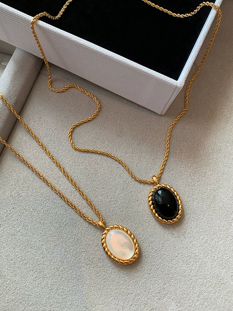 French Retro Black Agate Natural White Shell Necklace for Women Light Luxury Minority Non-Fading Fancy Unique Sweater Chain