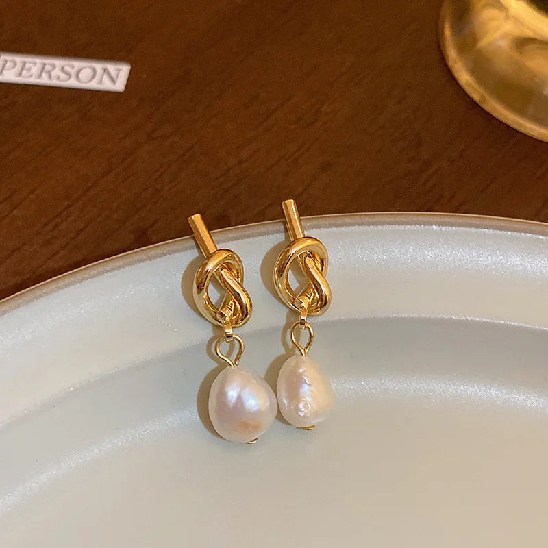 2023 New French Elegant Gold Color Bean Spliced Flat Pearl Earrings for Korean Fashion Jewelry Party Women's Sweet Accessories